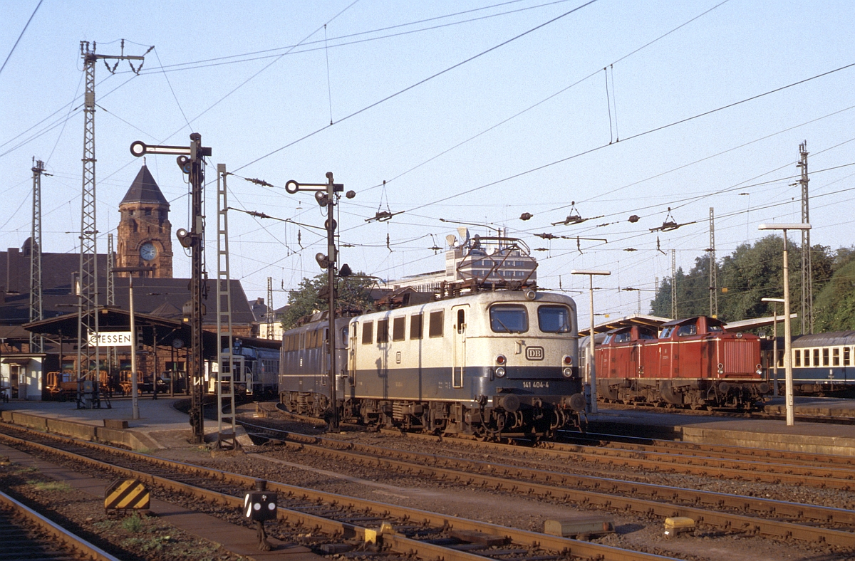 Im August 1982 rangieren im  Vogelsberger Teil  des Bahnhofs Gießen 141 404 (die später noch eine S-Bahn-Lackierung bekam) und eine 110, während 213 333 + 213 332 vor einem Nahverkerhszug nach Dillenburg auf Ausfahrt warten.