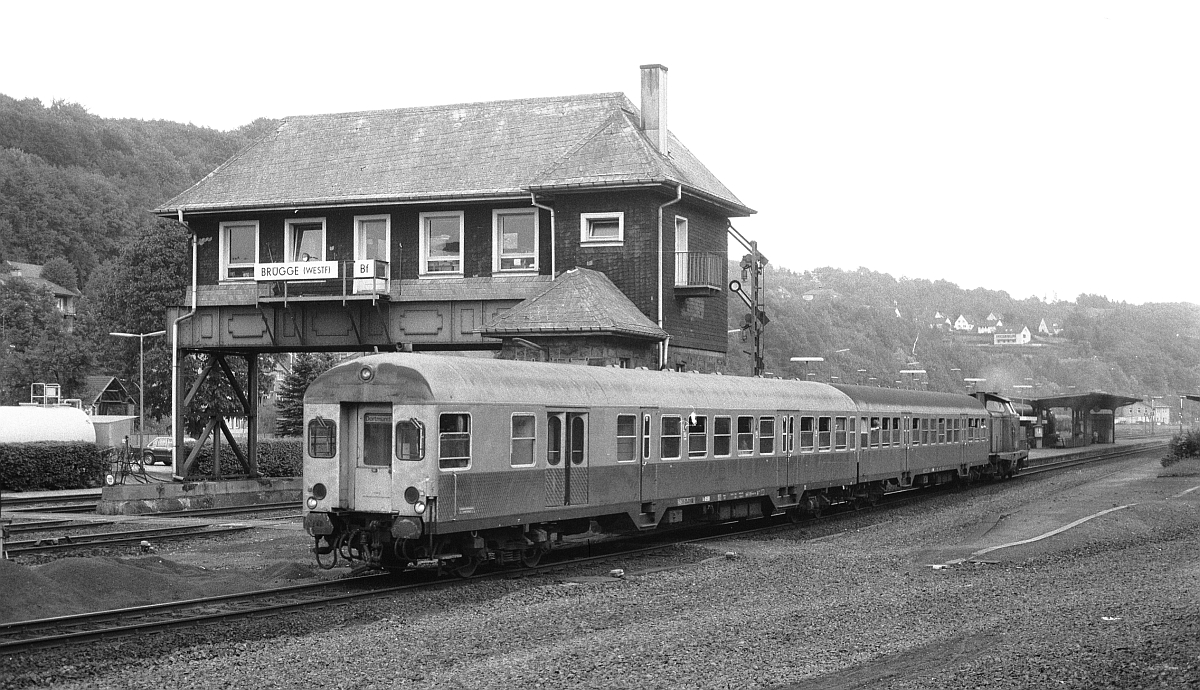 Im August 1983 ist der Bahnhof Brügge bereits gehörig  gerupft , als die Hagener 212 320 ihren  Hasenkastensteuerwagen  gen Lüdenscheid schiebt.