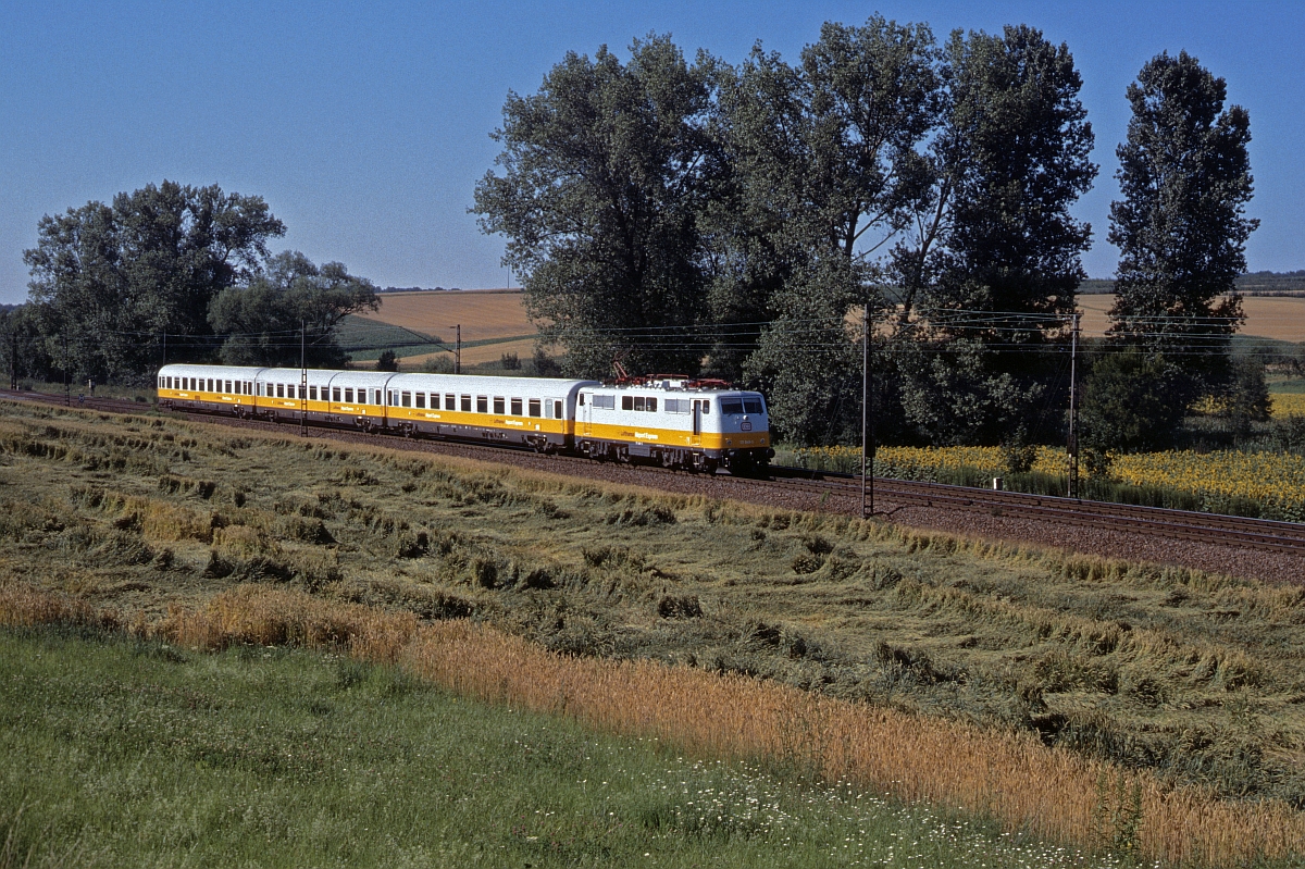 Im August 1990 ist 111 049 mit einem Lufthansa-Airport-Express von Frankfurt-Flughafen nach Stuttgart bei Gondelsheim unterwegs. 