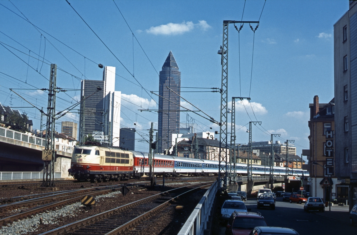 Im August 1996 durchfährt 102 181 mit einem Interregio den Bahnhof Frankfurt West.