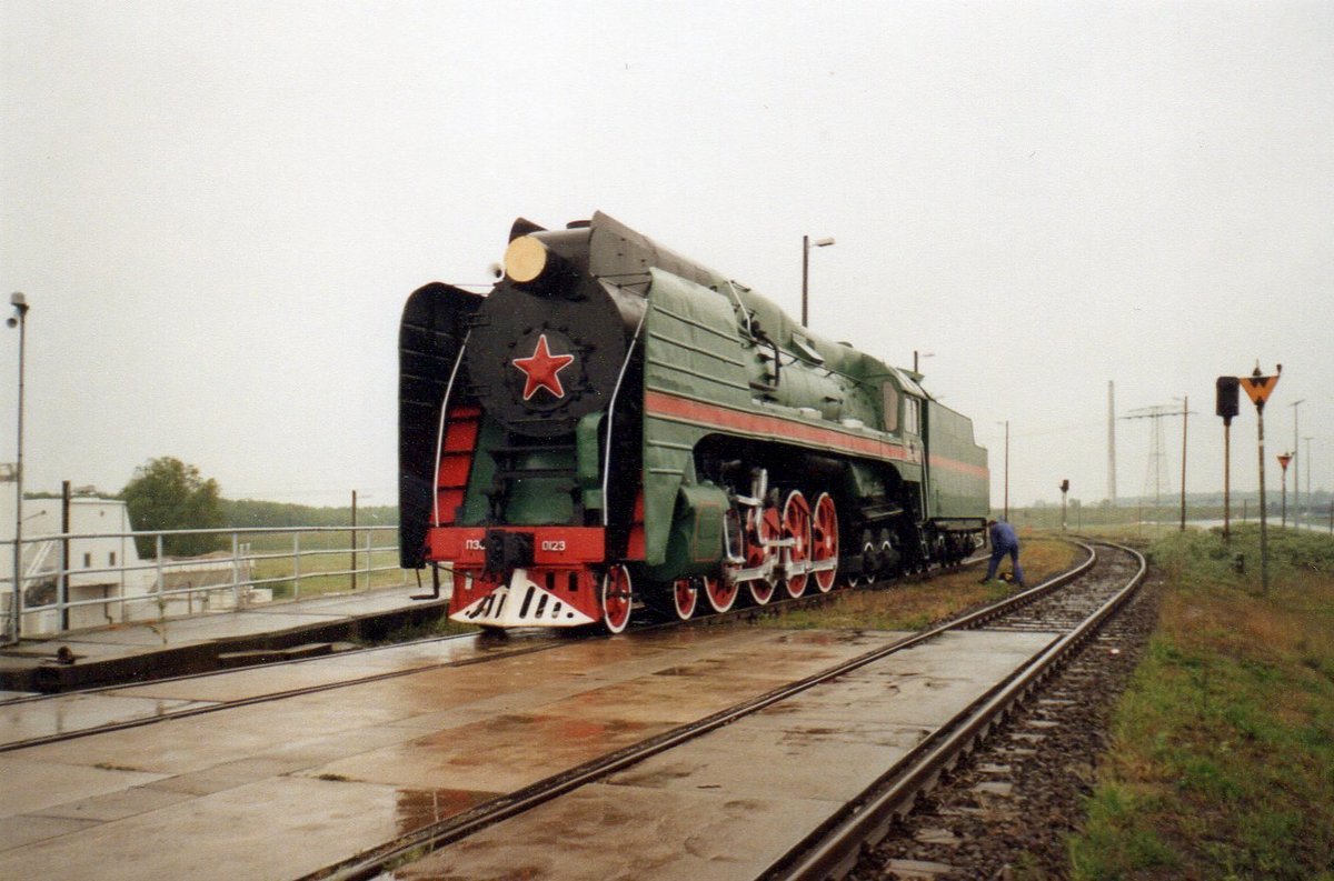 Im August 2000 kam die russische P36 0123 als Neuzugang für das Eisenbahn-und Technikmuseum Prora nach Deutschland.Nach ihrer Ankunft in Mukran konnte man die Lok auf der Fährbrücke fotografieren.
