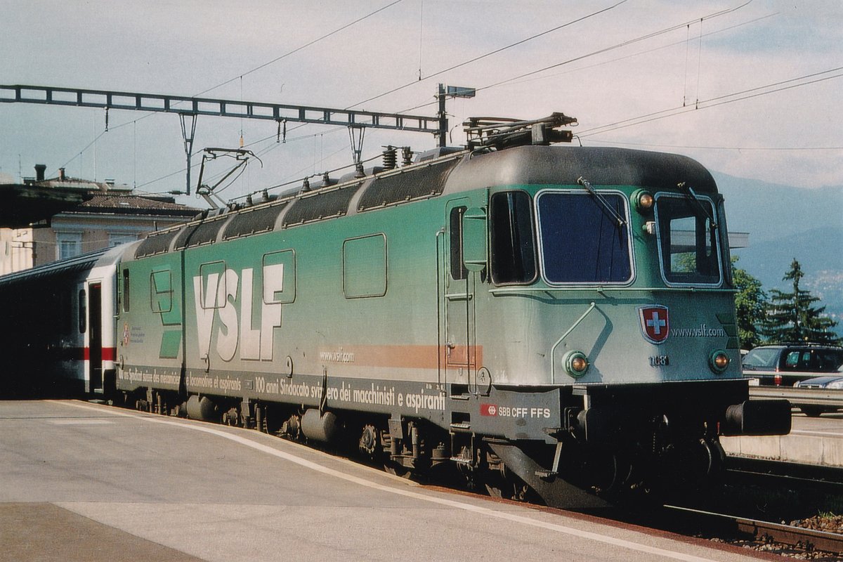 Im August 2001 präsentierte sie die Re 6/6 11689  GERRA-GAMBAROGNO  dem Fotografen in Lugano vor einem DB EC im VSLF Kleid.
Foto: Walter Ruetsch