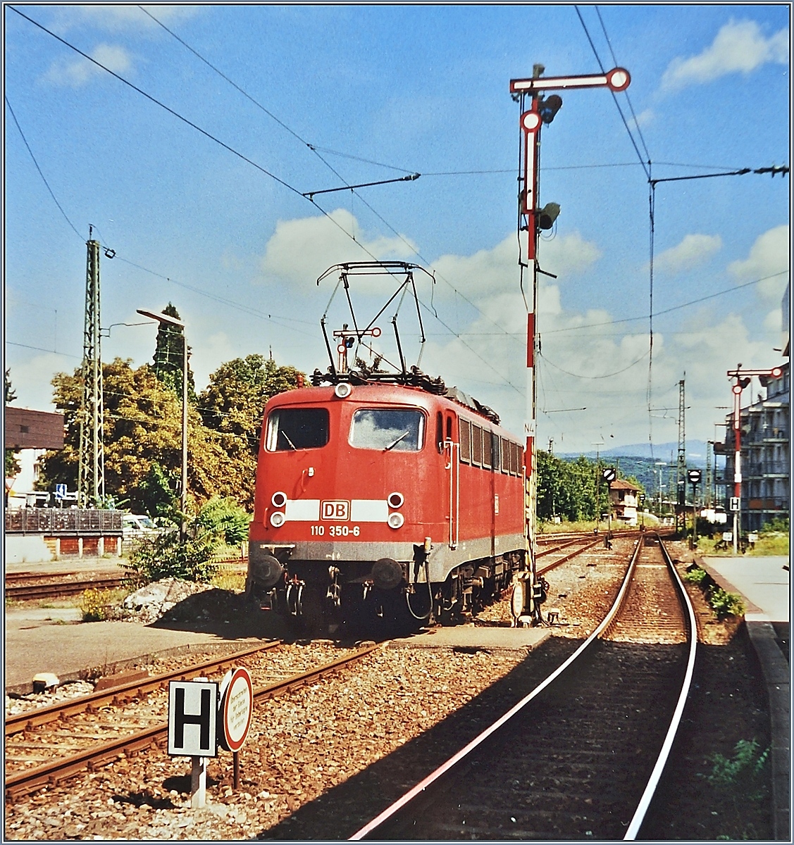 Im August 2002 rangierte die DB 110 350-6 im noch mit Formsignalen ausgestatteten Bahnhof von Lörrach (um dann einen Nahverkehrszug nach Freiburg zu übernehmen).
(Analogbild vom Aug. 2002