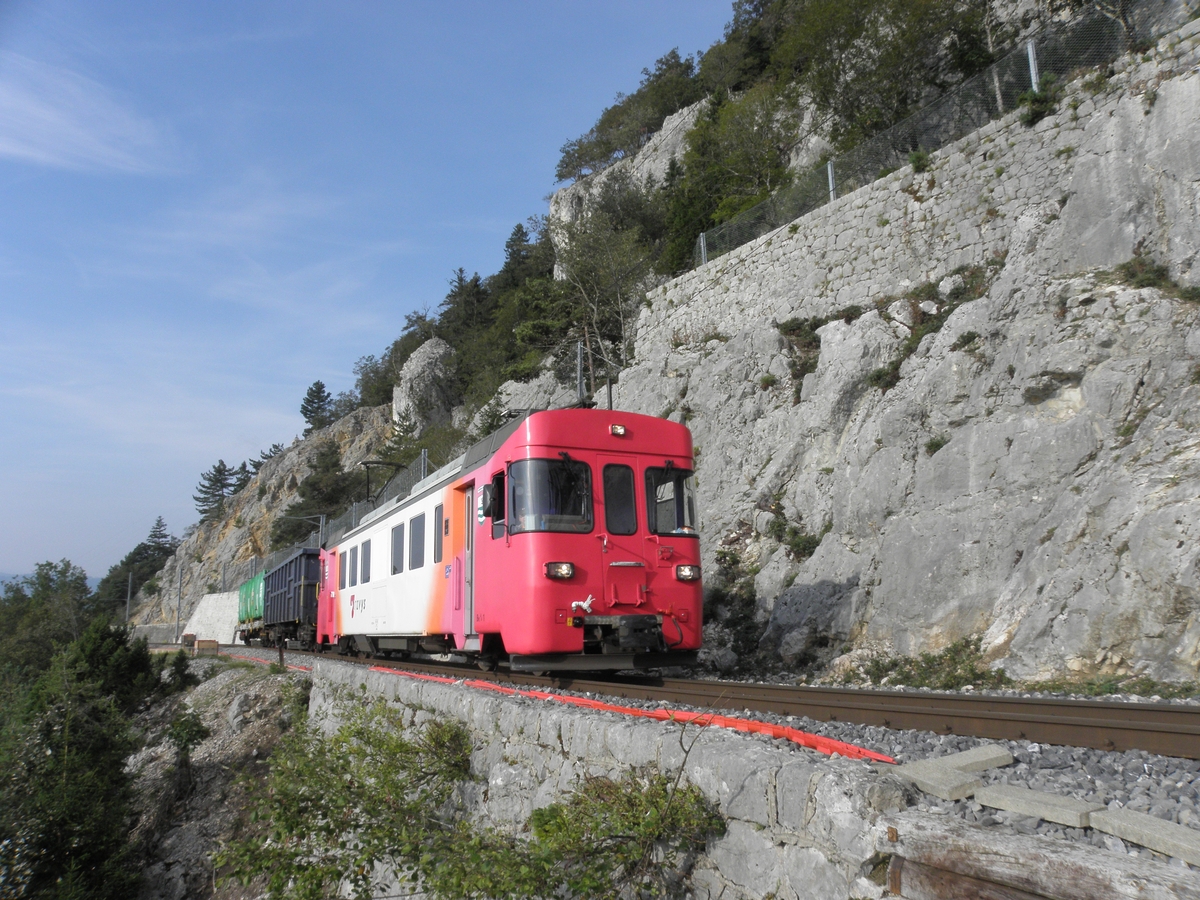 Im August 2016, in der Nähe von Baulmes, fährt die Be4/4 1  Yverdon  einen Güterzug Richtung Sainte-Croix.