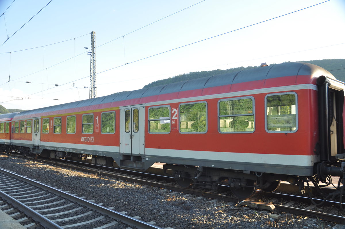 Im August 2016 war desöfteren der ex. Münchener ABnrz 418.4, welcher noch das OFV-Design besitzt in der RB Geislingen-Plochingen Eingereit!

50 80 31-34 172 ABnrz 418.4

Geislingen Steige 

August 2016