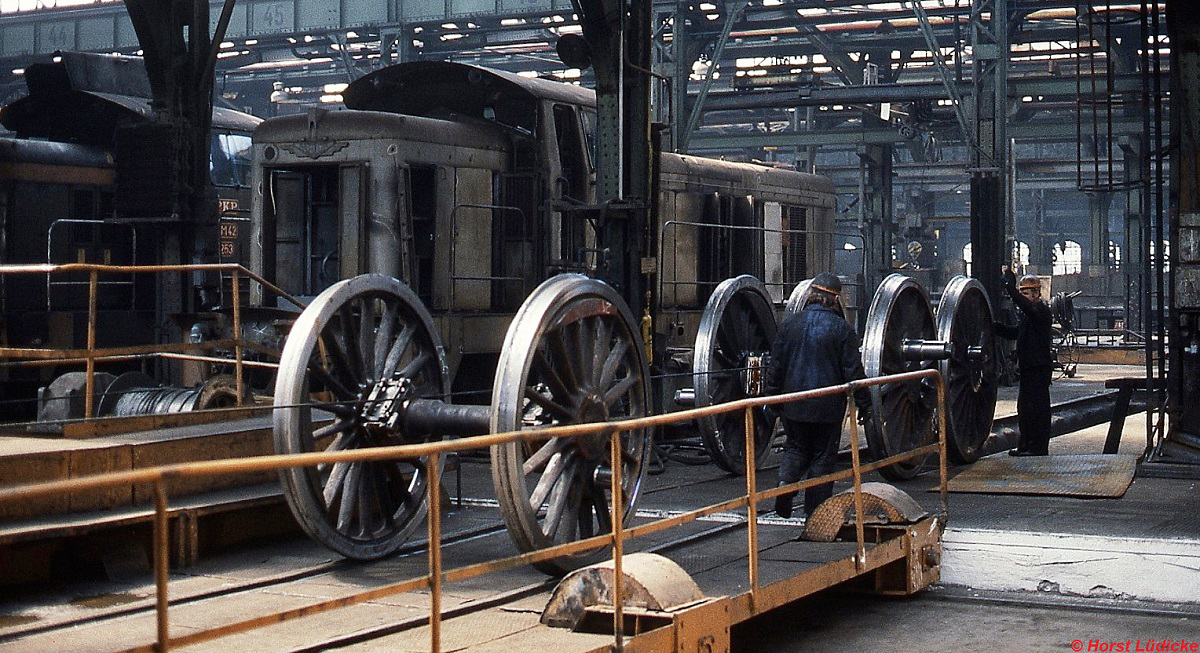 Im Ausbesserungswerk Pila der PKP werden die Treibräder für den Wiedereinbau in eine Ol 49 vorbereitet, daneben zwei Diesellokomotiven der Reihe SM 42 (Mai 1990)
