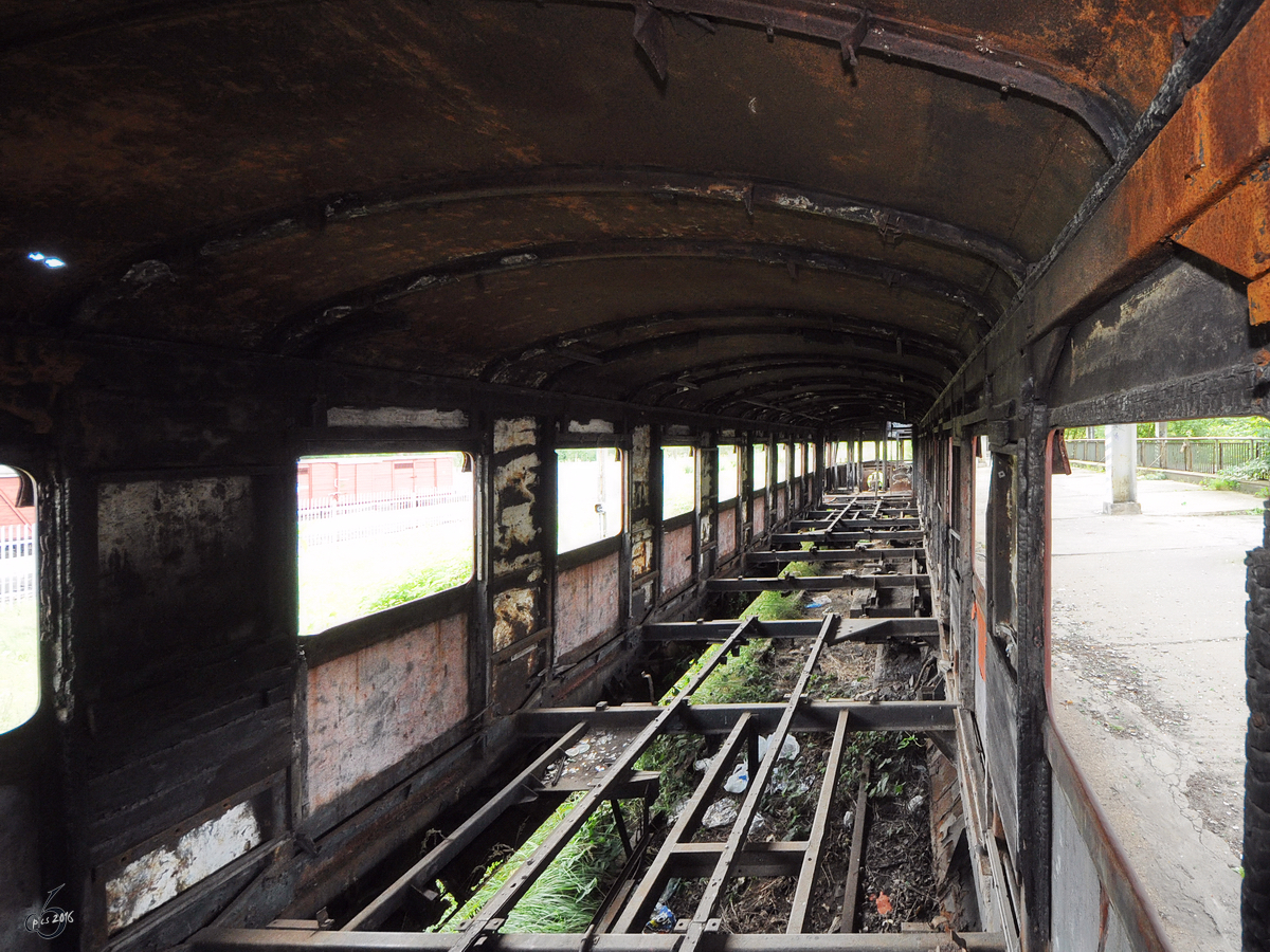 Im ausgebrannten Innenraum des Triebwagens SD80 (Fiat ALn 772) im Eisenbahnmuseum Warschau (August 2011)