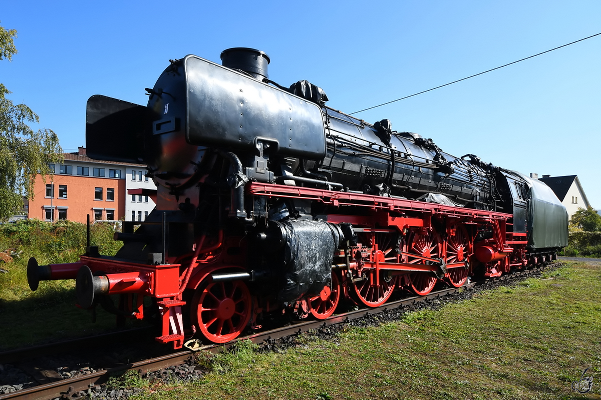 Im Außenbereich des Eisenbahnmuseums in Koblenz steht die 1940 gebaute und teilweise in Folie eingepackte Dampflokomotive 01 1100. (September 2021)