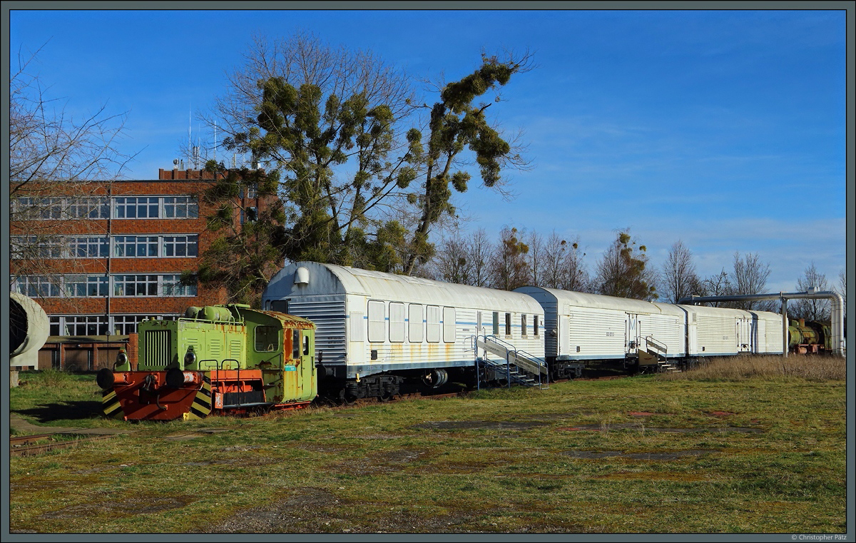 Im Außenbereich des Technikmuseums  Hugo Junkers  Dessau steht die 1957 gebaute N4 der Gasgeräte Dessau GmbH mit mehreren Kühlwagen. (01.03.2020)