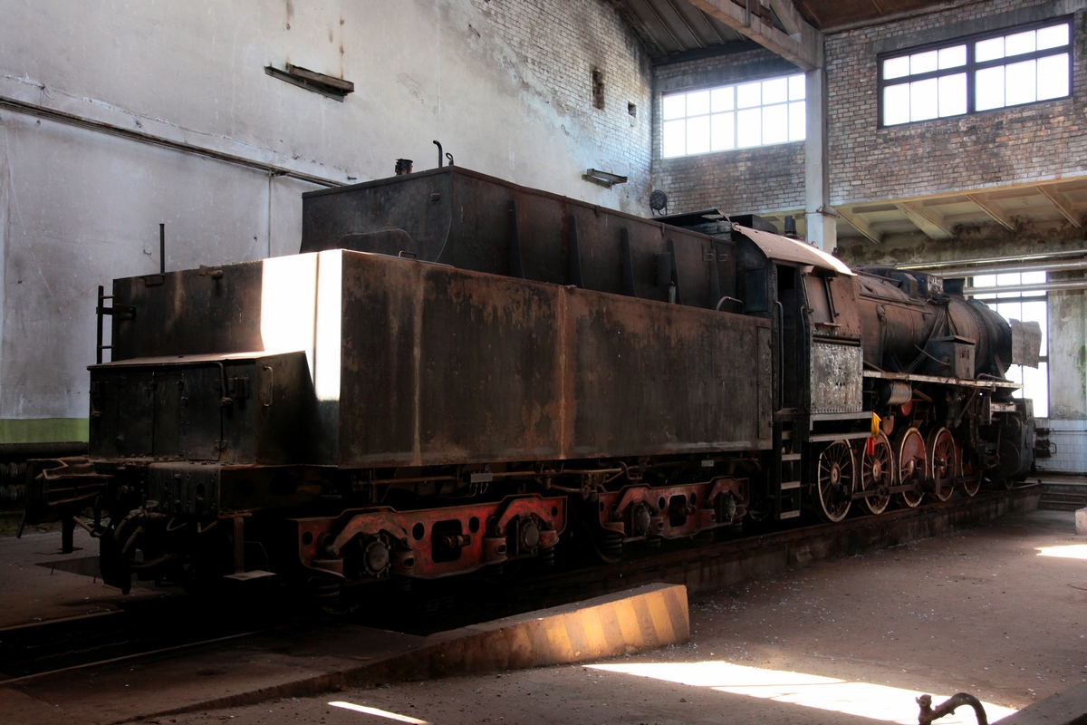 Im Außenlager Jelgava steht auch TE-021 (TЭ-021), laut russischer Baureihenbezeichnung  eine ehemalige Lok der BR 52. Weitere Angaben habe ich leider nicht, sollte jemand Auskunft zu dieser Lok geben können, wäre ich dankbar über eine E-Mail. 13.05.2017
Ergänzung 2019: Lok gehörte, als 52 021, nach dem 2. Weltkrieg zum Bw Stendal und kam dann als Kolonnenlok, zur Abfuhr von Reparationsleistungen, zum Einsatz. 1948 kam sie von einer solchen Fahrt nicht zurück. 