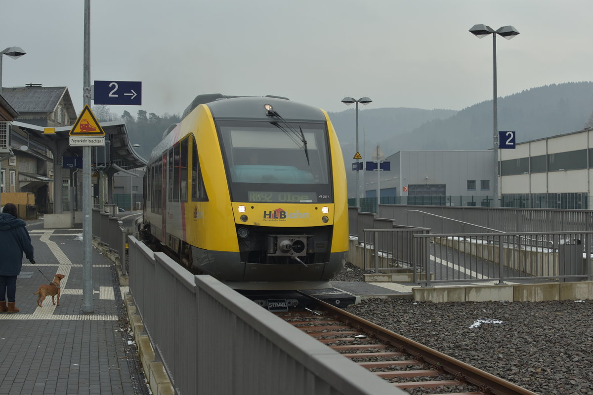 Im Bahnhof Attendorn fährt der HLB VT 257.1 gen Olpe aus, als RB92 am Samstag 11.2.2017