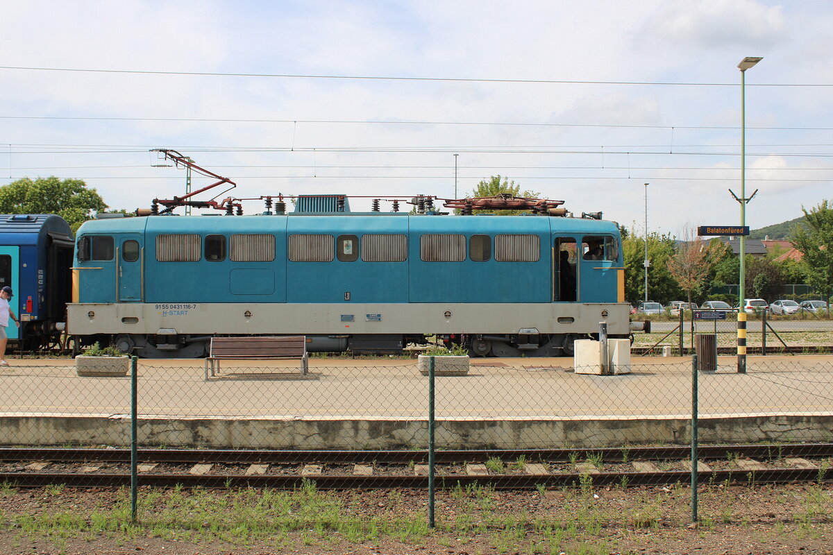 Im Bahnhof Balatonfüred übernehmen E-Loks die weitere Traktion der IC´s Richtung Budapest. Am 26.07.2025 war es die MÁV-START 431 116, die den IC 19795  Kék Hullám  von Tapolca nach Budapest-Déli übernahm.