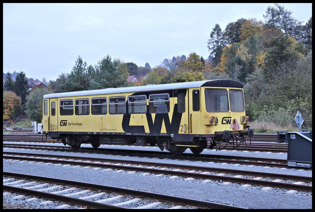 Im Bahnhof Becov nad Teplou in Tschechien stand am 17.10.2021 dieser Beiwagen. Die Beschriftung weist ihn als Fahrzeug der privaten GWTrain aus. Ungewöhnlich ist die gelbe  Farbgebung, da GW Train Regio heute in grün orange Lackierung fährt.