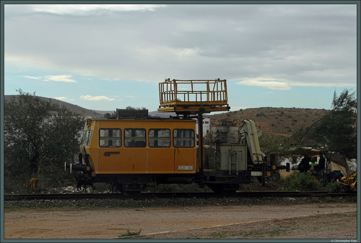 Im Bahnhof Ben Abbou an der Strecke Marrakesch - Casablanca wartet der Oberleitungsrevisionstriebwagen DLC-06 der ONCF auf den nächsten Einsatz. (23.11.2015)