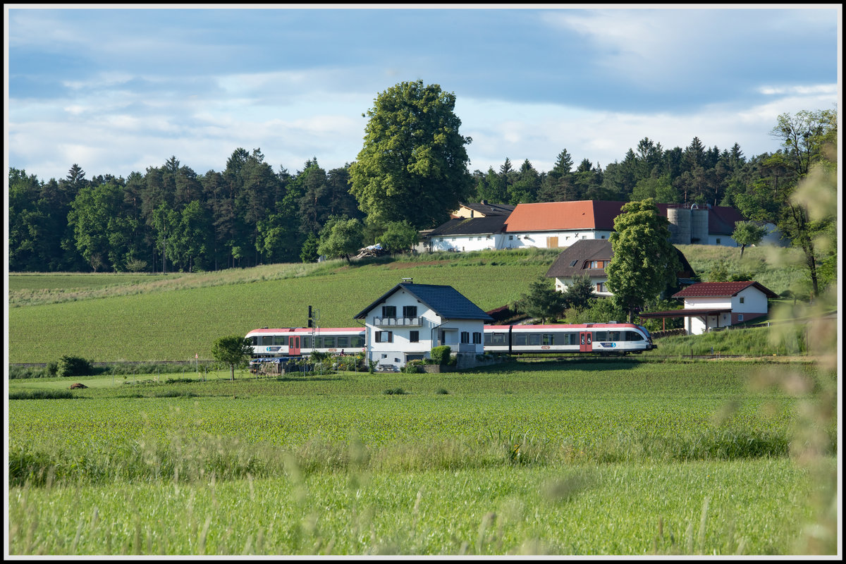 Im Bahnhof Bergla steht eines von vielen Bahnwärterhäuschen entlang der GKB Strecke. 
Das im Privatbesitz stehende Haus kann wohl manche Geschichte erzählen. 
25.05.2020