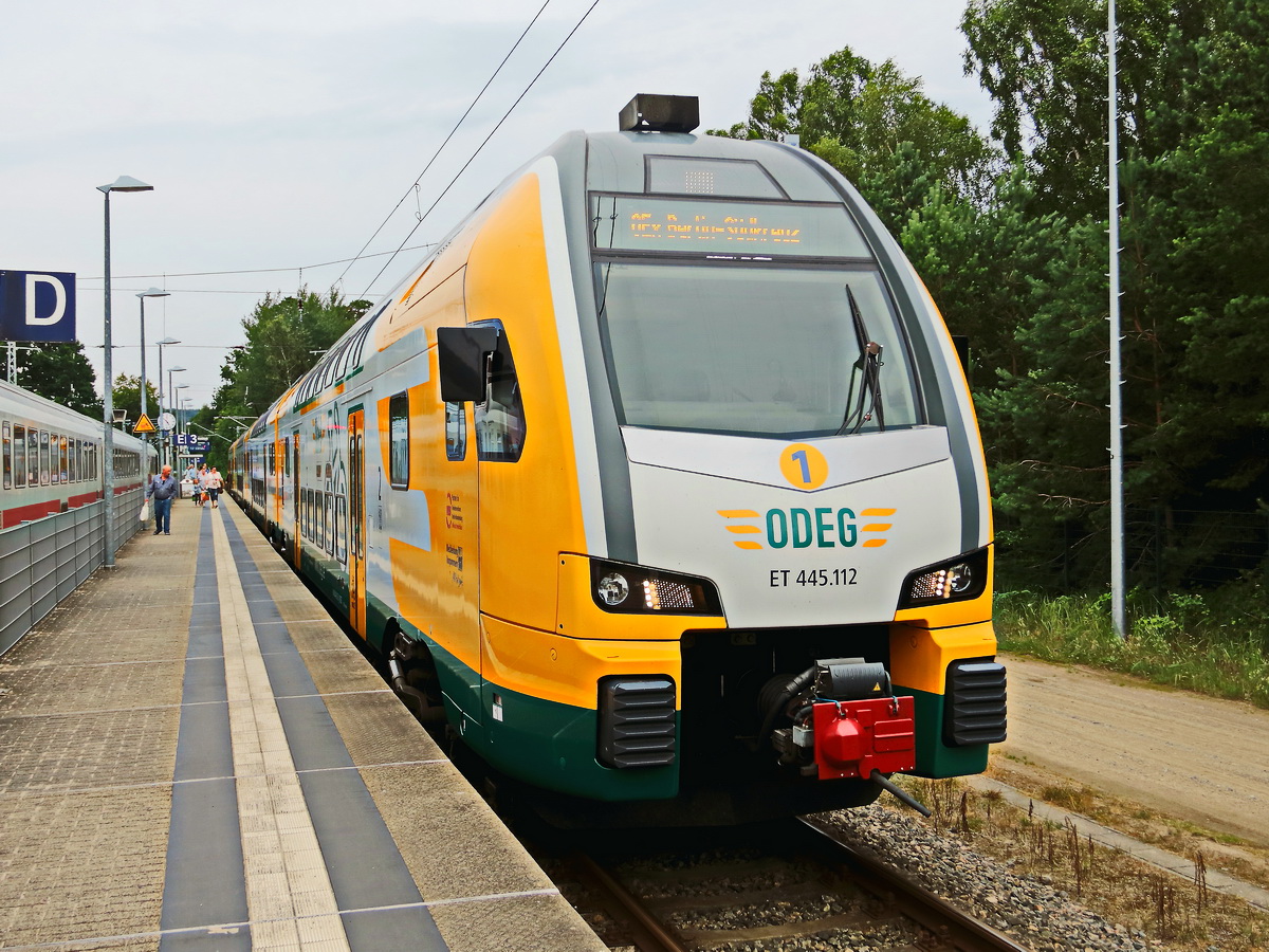 Im Bahnhof Binz (Binz Großbahnhof) steht am 22. Juli 2017 ET 445.112 (445 112-6) ODEG - Ostdeutsche Eisenbahn GmbH zur Rückfahrt nach Berlin Südkreuz bereit.