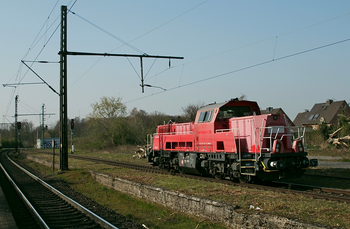 Im Bahnhof Boisheim wartet die Gravita 261 004-6 von Northrail am 27.03.2020 eine Zugüberholung ab. Deutlich erkennbar ist noch die Aufschrift des früheren Eigentümers  baneservice , einem norwegisch/schwedischen Bahnunternehmens.