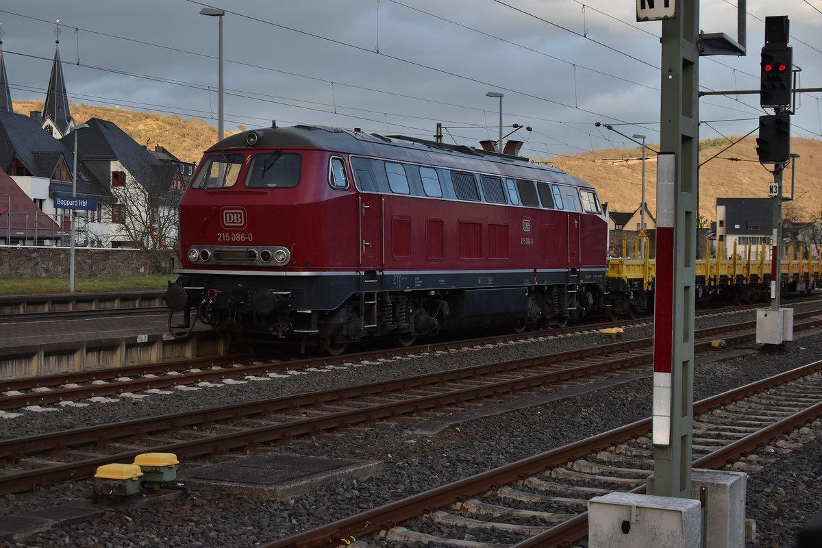 Im Bahnhof Boppard Hbf ist die 215 086 mit einigen Rungenwagen abgestellt und wartet auf neue Tätigkeiten im Baustellenbereich. 10.3.2019