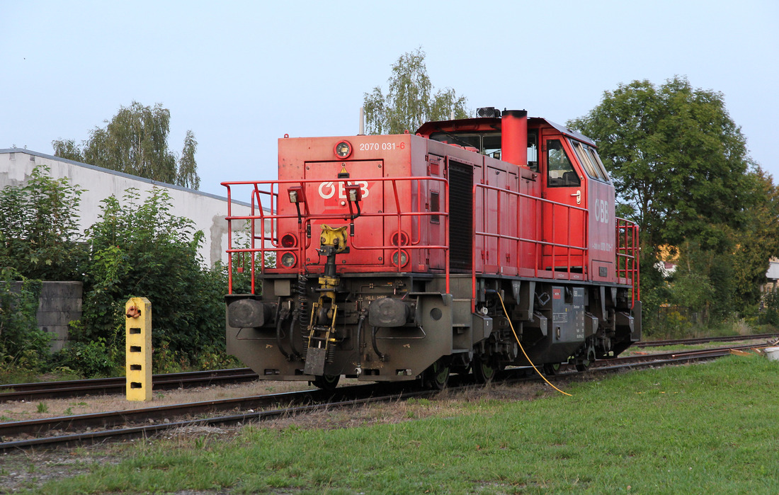 Im Bahnhof Braunau am Inn posiert 2070 031 im Abendlicht.
Zu morgendlicher Stunde geht es dann mit der Übergabe zur AMAG.
Aufnahmedatum: 21. August 2017