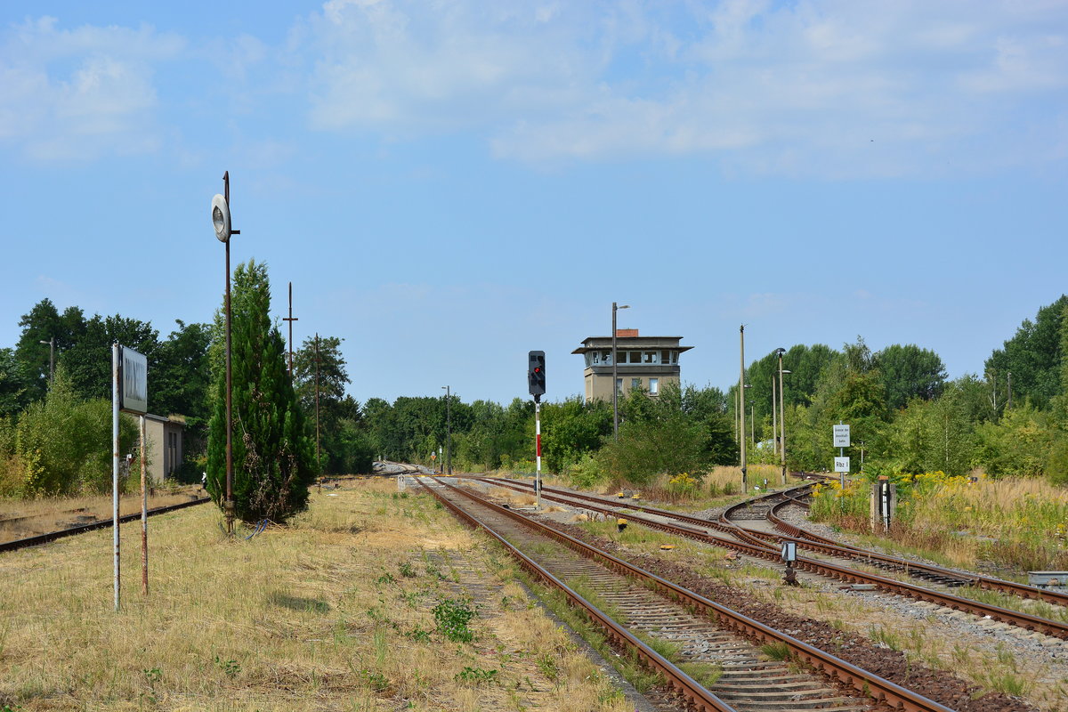Im Bahnhof Braunsbedra gehts heute eher gemütlich zu. Stündlich verkehrt hier die RB78  Merseburg - Querfurt und ab und an wird der Anschluss bedient. Früher war die Strecke bis Braunsbedra elektrifiziert und die zahlreichen verwaisten Gütergleise lassen die einstiege Bedeutung des Bahnhofes erahnen.

Braunsbedra 07.08.2018