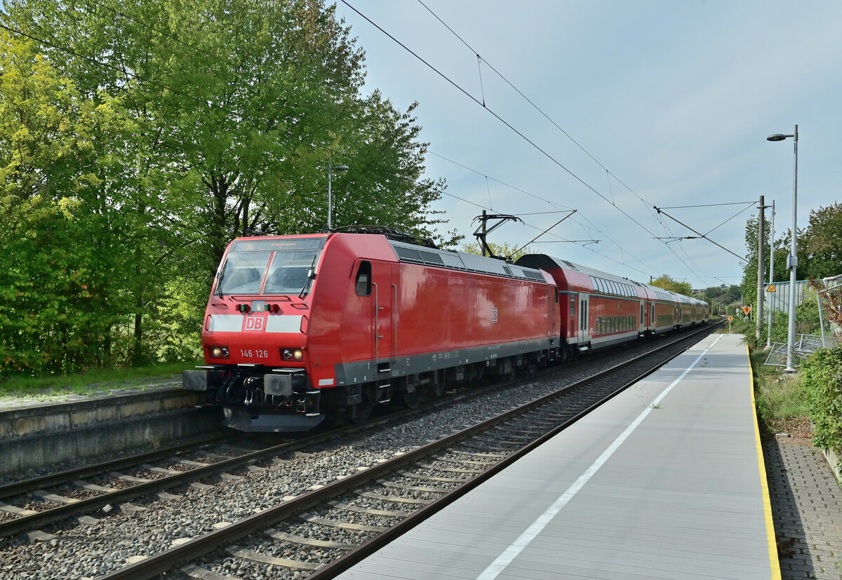 Im Bahnhof Brechen fährt hier am 23.9.2022 die 146 126 mit fünf Dostockwagen ein, Ziel der Fahrt als RB22 ist Frankfurt am Main Hbf.