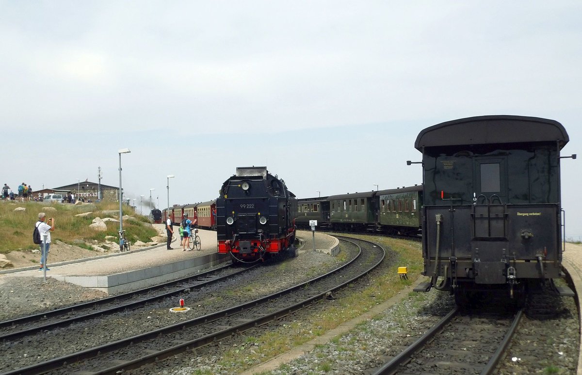 Im Bahnhof Brocken ist Zug 8930 mit 99 222 am 21.07.2018 bereit zur Abfahrt, während ganz hinten 99 7237, die den Traditionszug auf den Berg brachte,auf das Freiwerden des Gleises 1 zum Umsetzen nach Gleis 3 wartet.
Wie immer werden die 99ger gern als Fotomotiv genutzt. 