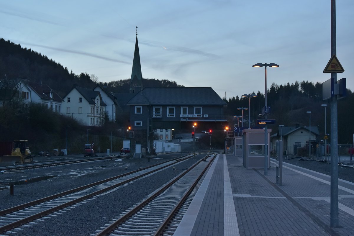 Im Bahnhof Brügge Westfalen finden umfangreiche Umbauten statt.
Ich hatte schon befürchtet das eines der berühmtesten Reiterstellwerke diesen zum
Opfer fallen könnte, ist es aber nicht wie hier zu sehen ist. Foto vom 11.3.2017