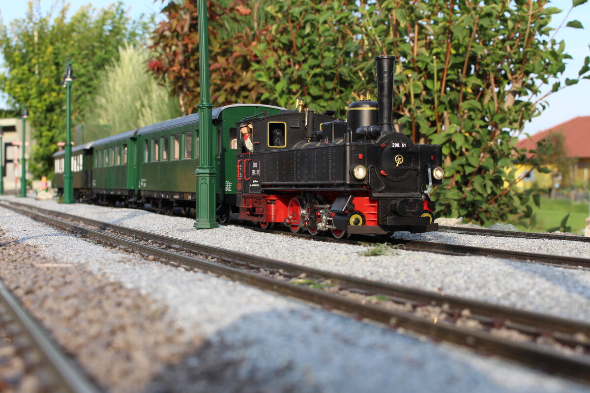 Im Bahnhof Brunn am Berg wartet am 13.9.2021 die 298.51 mit dem Regionalzug GK11 auf den Anschluss aus Strauchbach und auf die Abfahrt.