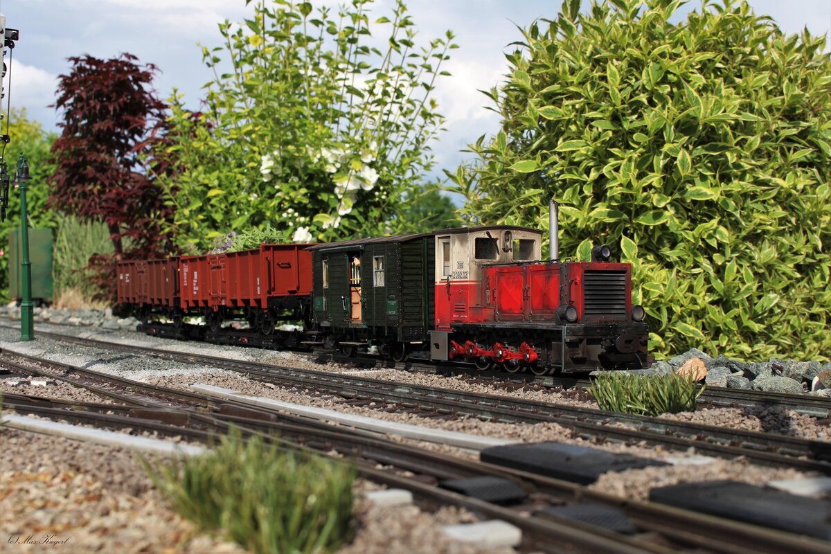 Im Bahnhof Brunn am Berg wartet am späten Nachmittag des 9.6.2023 die ÖBB 2092.02 mit einem kurzen Güterzug auf die Abfahrt in Richtung Garting Fbf zur  BIO AG Weststeiermark .