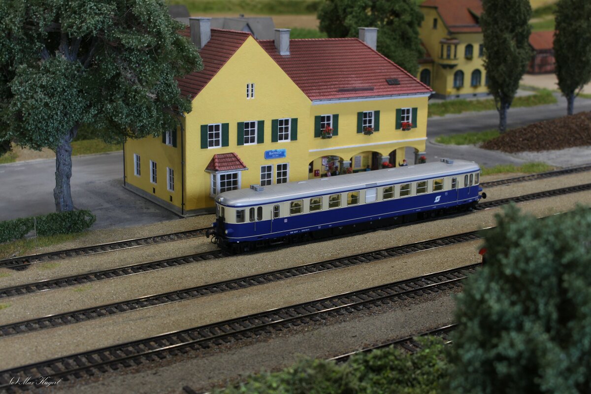 Im Bahnhof Buchheide b. Zell steht an einem lauen Sommertag 1984 der 5042 014 als Regionakzug nach Zell Hbf und wartet auf einen Kreuzungszug bevor die Reise dem Ziel entgegen weitergeht.

Modelleisenbahn Salzburg am 29.12.2022
