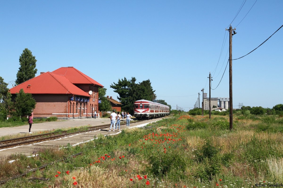 Im Bahnhof Budesti wird fast immer gekreuzt. Ausnahmen gab es 2017 nur wenige. So zum Beispiel am Vormittag, als der Regio aus Titan Sud nach Oltenita in den Bahnhof einfuhr. Am 06.06.17 war dieser gebildet aus 76 2410.