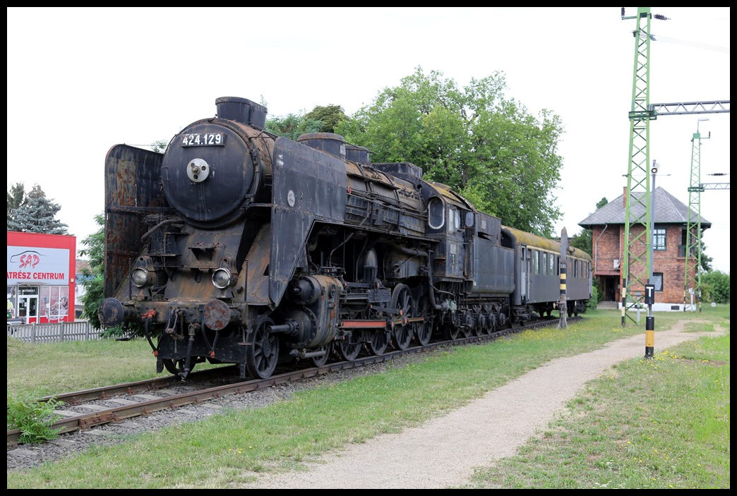Im Bahnhof Celldömölk sind zwei Dampfloks als Denkmal Lokomotiven aufgestellt.
Am 15.7.2022 befand sich die hier abgebildete 424.129 der MAV äußerlich schon in einem sehr bedauernswertem Zustand.