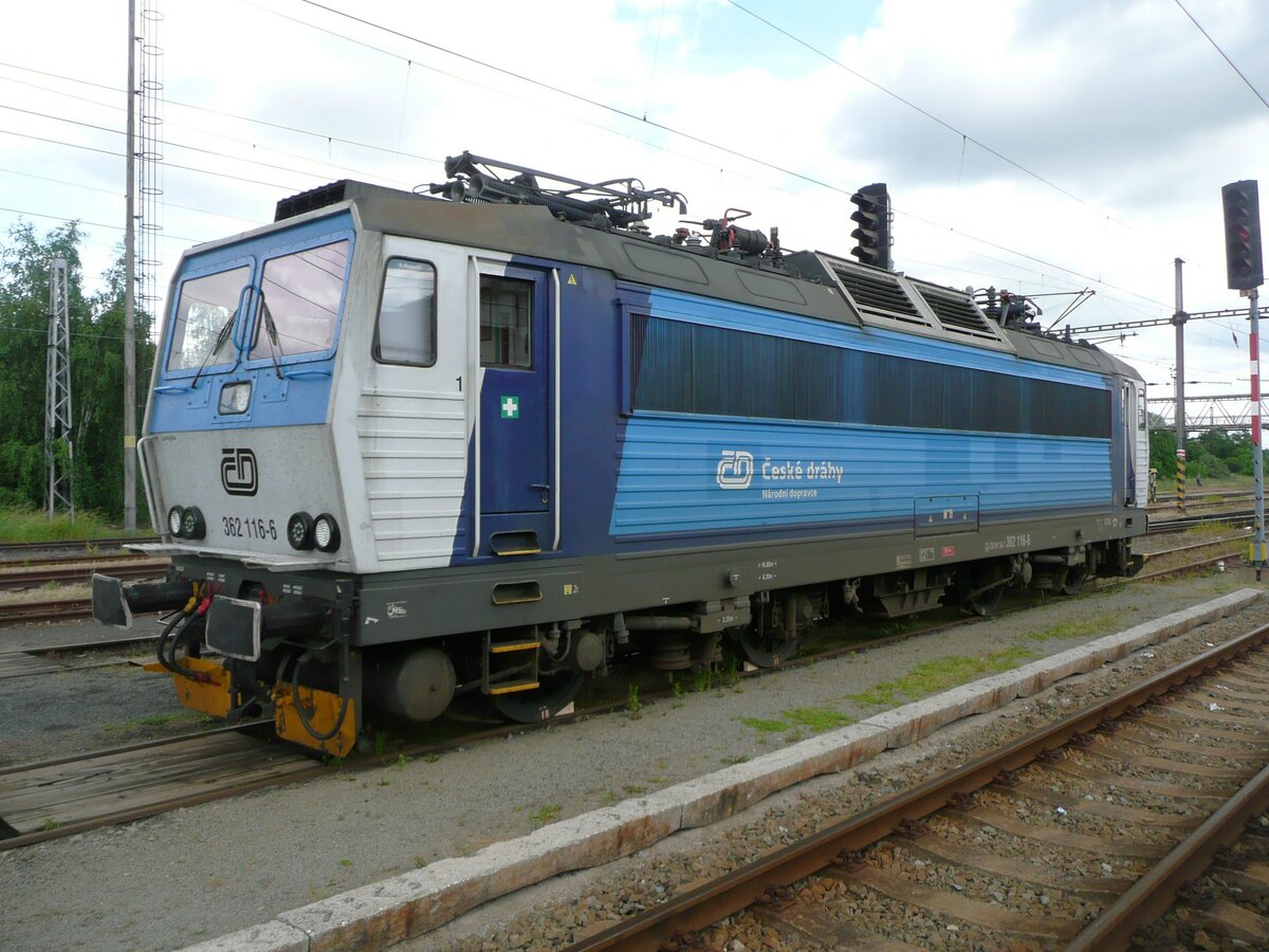 Im Bahnhof Chomutov steht im Juli 2018 noch die Wechselstromvariante mit 25 kV 50 Hz der auch in Dresden noch oft zu sehenden BR 372. Jemand muß die Lokomotive in den Gleichstromteil rübertransportiert haben, die Systemwechselstelle 3 KV/25kV befindet sich bei Klášterec nad Ohří.