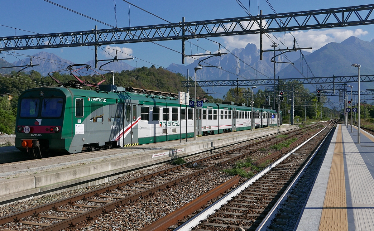 Im Bahnhof von Colico fährt am 26.09.2016 Ale 582 005 ab nach Chiavenna.