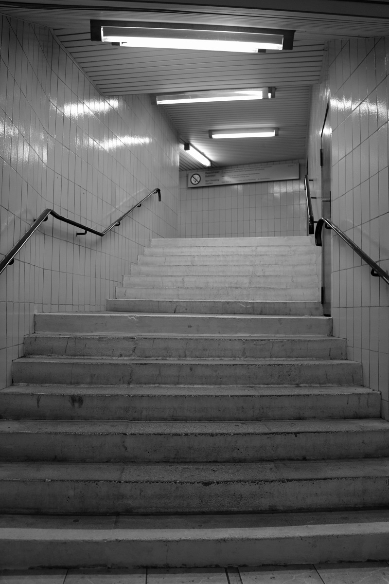 Im Bahnhof Doberlug-Kirchhain scheint die Zeit weitestgehend in der DDR-Zeit stehengeblieben zu sein. Blick auf den Treppenzugang zu Gleis 1 Richtung Dresden. Dieses Bild habe ich der Stimmung wegen in Schwarz-Weiß umgewandelt. [16.12.2017 | 9:46 Uhr]
