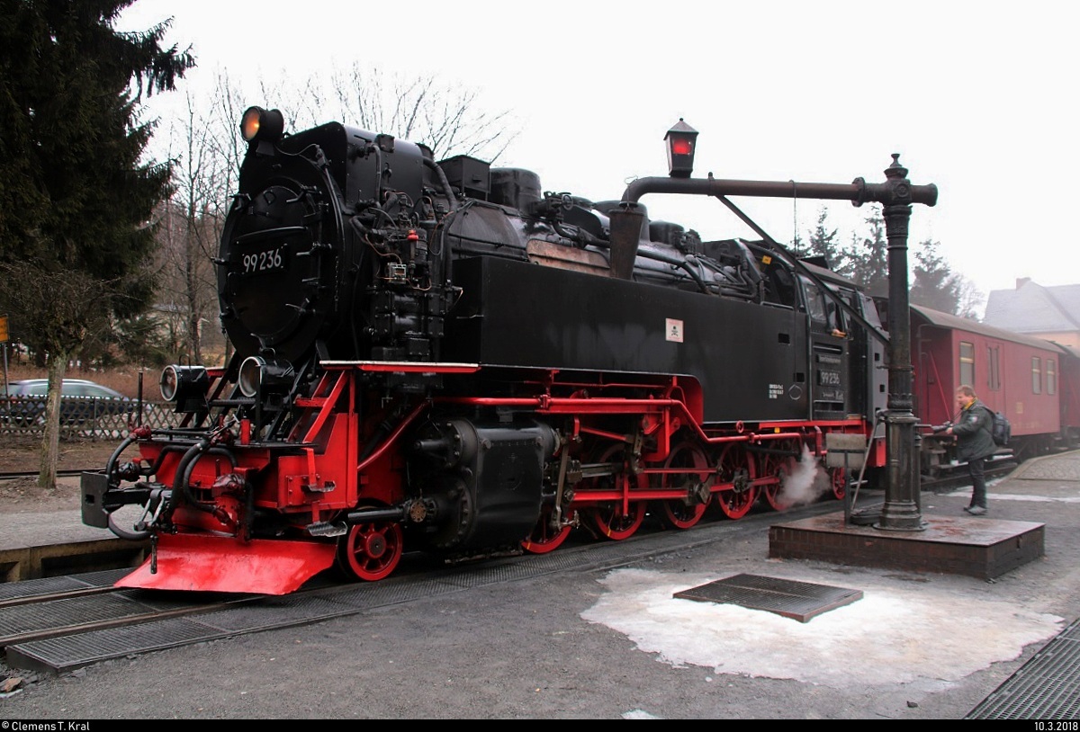 Im Bahnhof Drei Annen Hohne hat 99 236 der Harzer Schmalspurbahnen GmbH (HSB) als P 8933 von Wernigerode nach Bahnhof Brocken eine 13-minütige Pause zum Wasserfassen. Diese fiel aufgrund von leichter Verspätung jedoch etwas kürzer aus. [10.3.2018 | 10:26 Uhr]
