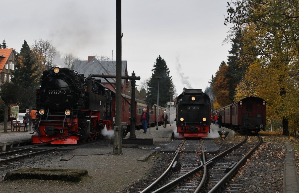 Im Bahnhof Drei Annen Hohne am 24.10.2013. Links steht 99 7234-0 mit dem Zug von Wernigerode nach Nordhausen, in der Mitte steht 99 7245-6 mit dem Zug von Nordhausen zum Brocken und Rechts steht am Ende der Wagen Lok 99 222 vom Brocken kommend nach Wernigerode. 99 7234-0 und 99 7245-6 werden noch getauscht, bevor es los geht.