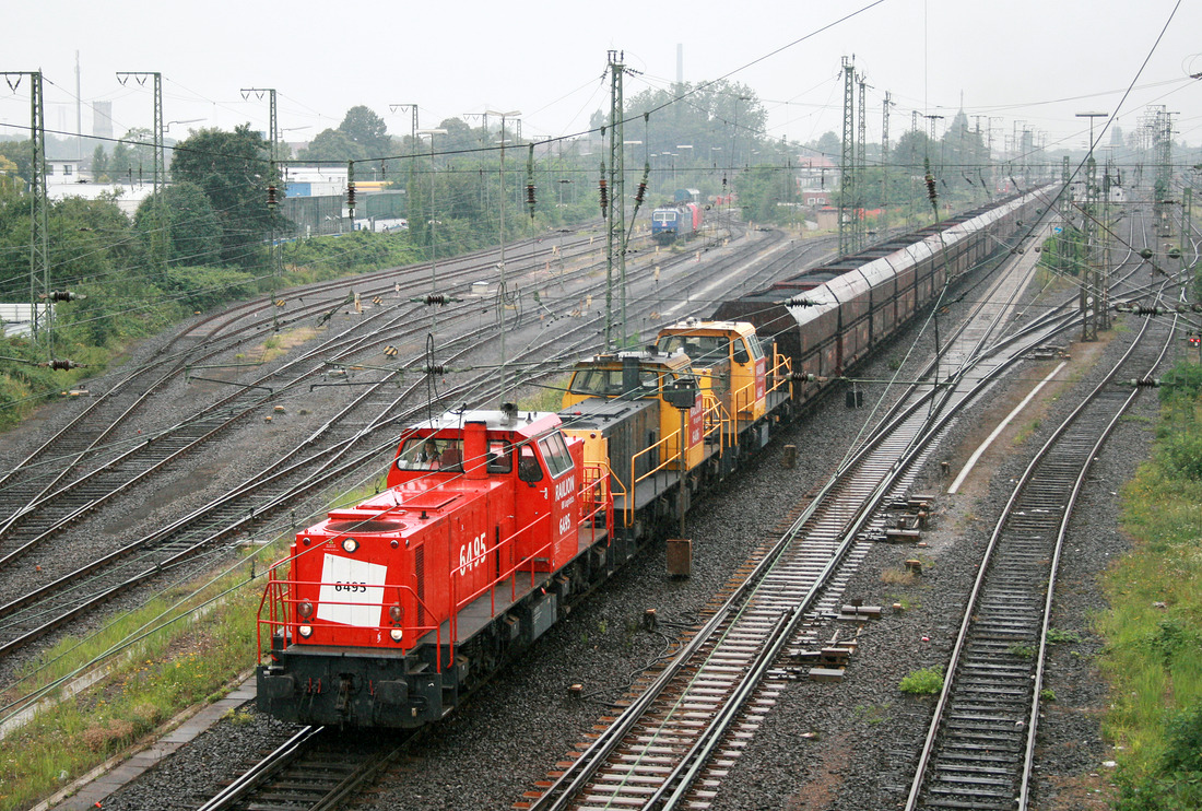 Im Bahnhof Emmerich konnte ich am 7. August 2008 diesen interessanten Kohlezug ablichten,
der mit drei Loks der Baureihe 6400 bespannt war. Führende Lok war 6495.