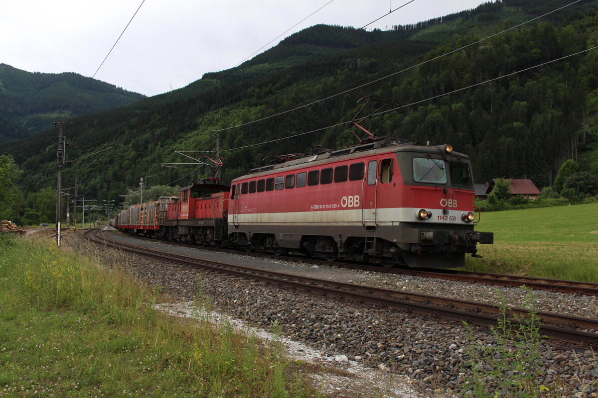 Im Bahnhof Frauenberg an der Enns wartet der VG73620 bespannt mit der 1142 639 und 1063 022 am 26.5.2021 auf die Kreuzung mit einem Güterzug und die Weiterfahrt nach Selzthal.