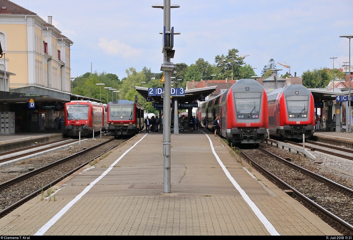 Im Bahnhof Friedrichshafen Stadt geben sich folgende Züge ein Stelldichein (v.l.n.r.):
650 024 und 650 ??? (Stadler Regio-Shuttle RS1) der DB ZugBus Regionalverkehr Alb-Bodensee GmbH (RAB) (DB Regio Baden-Württemberg) als RB 22766 von Friedrichshafen Stadt nach Radolfzell auf Gleis 1.
629 005 als RB 17757 von Friedrichshafen Stadt nach Friedrichshafen Hafen auf Gleis 2.
DABpbzfa mit Schublok 218 443-0 als RE 4218 von Lindau Hbf nach Stuttgart Hbf auf Gleis 3.
DABpbzfa mit Schublok 245 035-1 als IRE 4211 bzw. RE 4211 von Stuttgart Hbf nach Lindau Hbf auf Gleis 4.
[11.7.2018 | 11:31 Uhr]