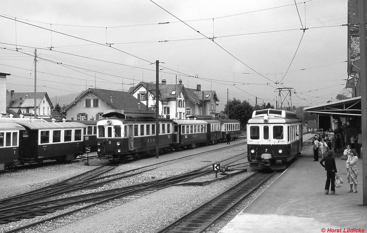 Im Bahnhof Gais treffen die Triebwagen ABDeh 4/4 3 (von St. Gallen nach Appenzell) und ABDeh 4/4 7 (nach Altstätten) aufeinander (Frühjahr 1979)