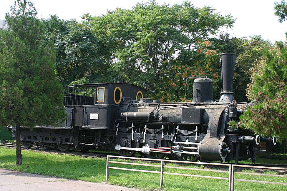 Im Bahnhof Gelände von Debrecen steht diese alte
Dampflok aus der K&K Ära als Denkmal. Die Lok tat bei der 
MAV unter der Nummer 326136 Dienst, bevor sie auf dem Denkmal
Sockel endete. Die Aufnahme entstand am 25.8.2005.