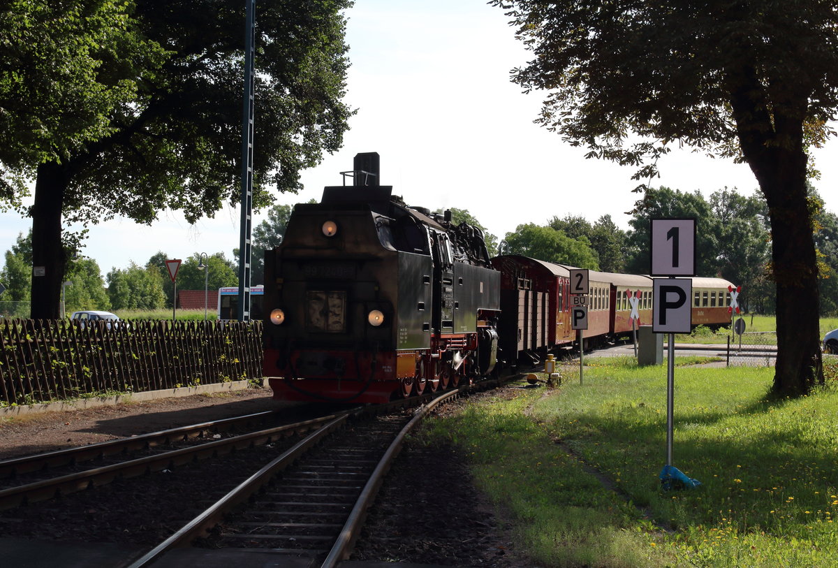 Im Bahnhof Gernrode mussten wir mit dem Schotterzug die Kreuzung mit P8960 (Harzgerode - Quedlinburg) abwarten.

Gernrode, 15. August 2017