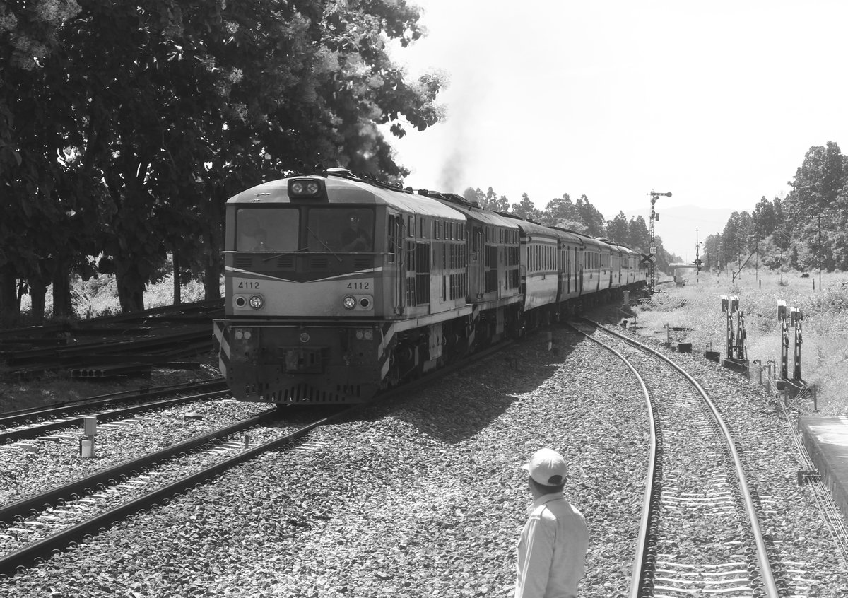 Im Bahnhof Hang Chat wartete mein Zug auf einem Schnellzug aus Bangkok ab, um eine freie Durchfahrt, auf dem Einspurabschnitt nach Lampamg zu gelangen. 
ALS 4112 und ALS 4107 erreicht im Bild mit einem Schnellzug von Bangkok-Chiang Mai den Bahnhof Hang Chat. Montag, 31. Juli 2017