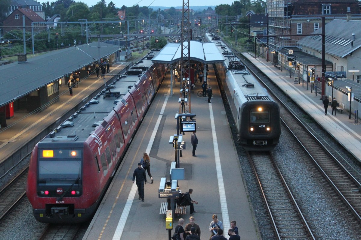 Im Bahnhof Hellerup ist ein direktes Umsteigen zwischen der S-Bahnlinie F nach Klampenborg und den Öresundzügen nach Kopenhagen und Malmö möglich. Am Abend des 07.07.2017 fährt soeben eine Doppeltraktion Öresundzug nach Kopenhagen Flughafen auf Gleis 2 ein.