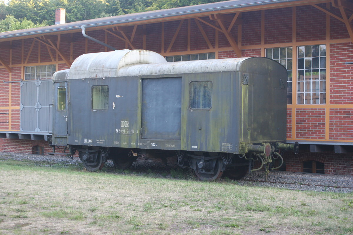 Im Bahnhof Heringsdorf scheint die Zeit stehen geblieben zu sein, wie ich erfreulicherweise bei meinem Urlaub auf Usedom feststellen durfte. Unter anderem stand vor dem Güterschuppen dieser DR Wagen mit dier Immatrikulation 50 50 93-26428-9, der hier seinen Heimatbahnhof hat und dem BW Stralsund zugeteilt war.

Seebad Heringsdorf, 19.07.2018