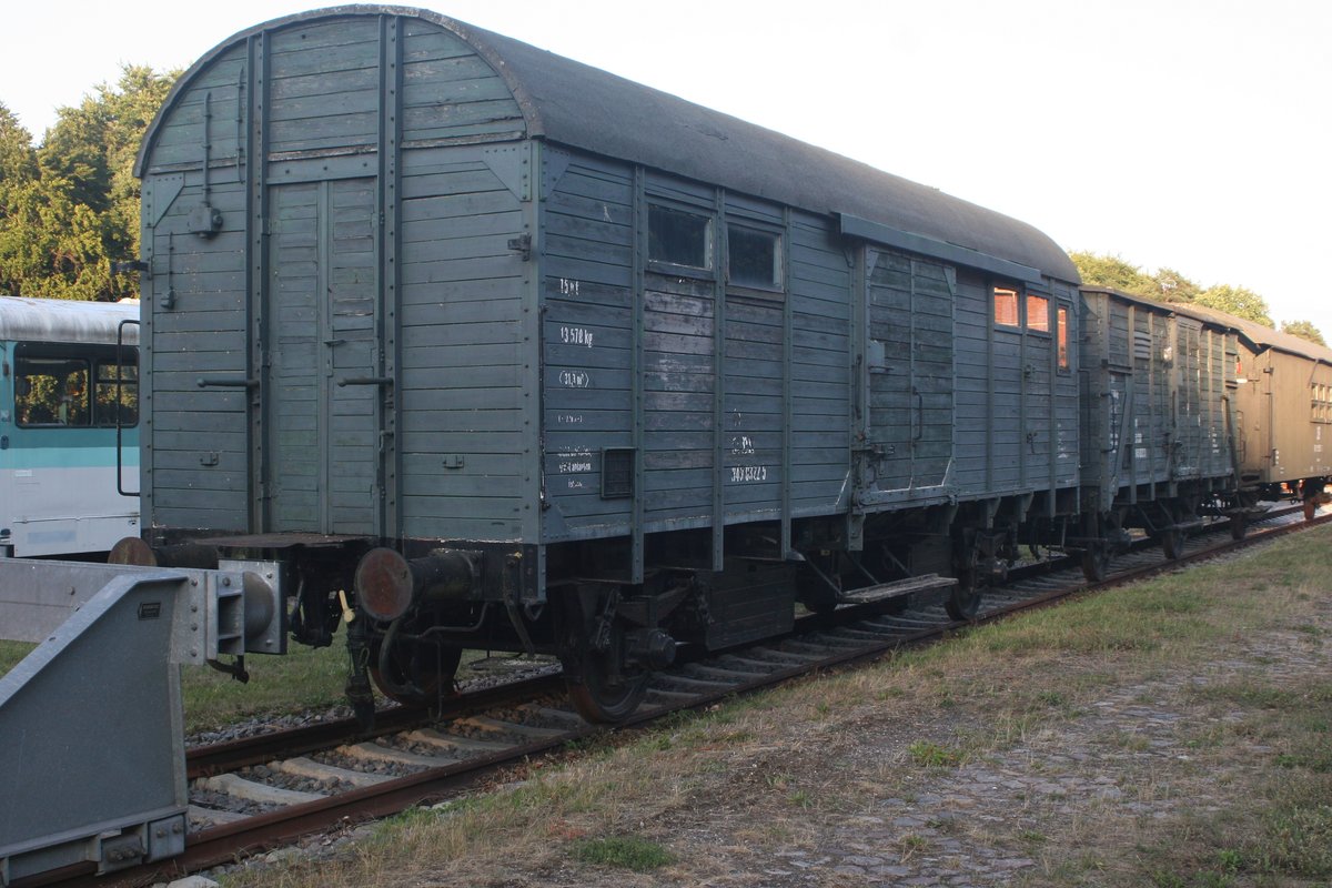 Im Bahnhof Heringsdorf scheint die Zeit stehen geblieben zu sein, wie ich erfreulicherweise bei meinem Urlaub auf Usedom feststellen durfte. Unter anderem stand auf einem Abstellgleis ein DR Hilfszug, den ich auf meine Speicherkarte bannen konnte.

Auf dem Bild steht der Energieversorgungswagen DR 40 50 945 0322-5 des BW Heringsdorf.

Seebad Heringsdorf, 19.07.2018