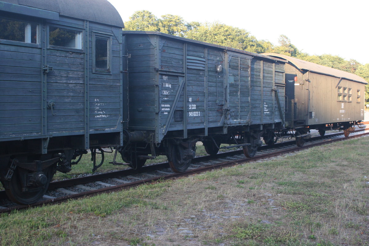 Im Bahnhof Heringsdorf scheint die Zeit stehen geblieben zu sein, wie ich erfreulicherweise bei meinem Urlaub auf Usedom feststellen durfte. Unter anderem stand auf einem Abstellgleis ein DR Hilfszug, den ich auf meine Speicherkarte bannen konnte.

Hier auf dem Bild der Gerätewagen DR 40 50 945 0323-3 des BW Heringsdorf.

Seebad Heringsdorf, 19.07.2018