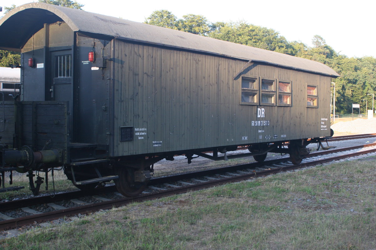 Im Bahnhof Heringsdorf scheint die Zeit stehen geblieben zu sein, wie ich erfreulicherweise bei meinem Urlaub auf Usedom feststellen durfte. Unter anderem stand auf einem Abstellgleis ein DR Hilfszug, den ich auf meine Speicherkarte bannen konnte.

Hier auf dem Bild der Aufenthaltswagen DR 60 50 99 27 511-3 des BW Heringsdorf.

Seebad Heringsdorf,19.07.2018 