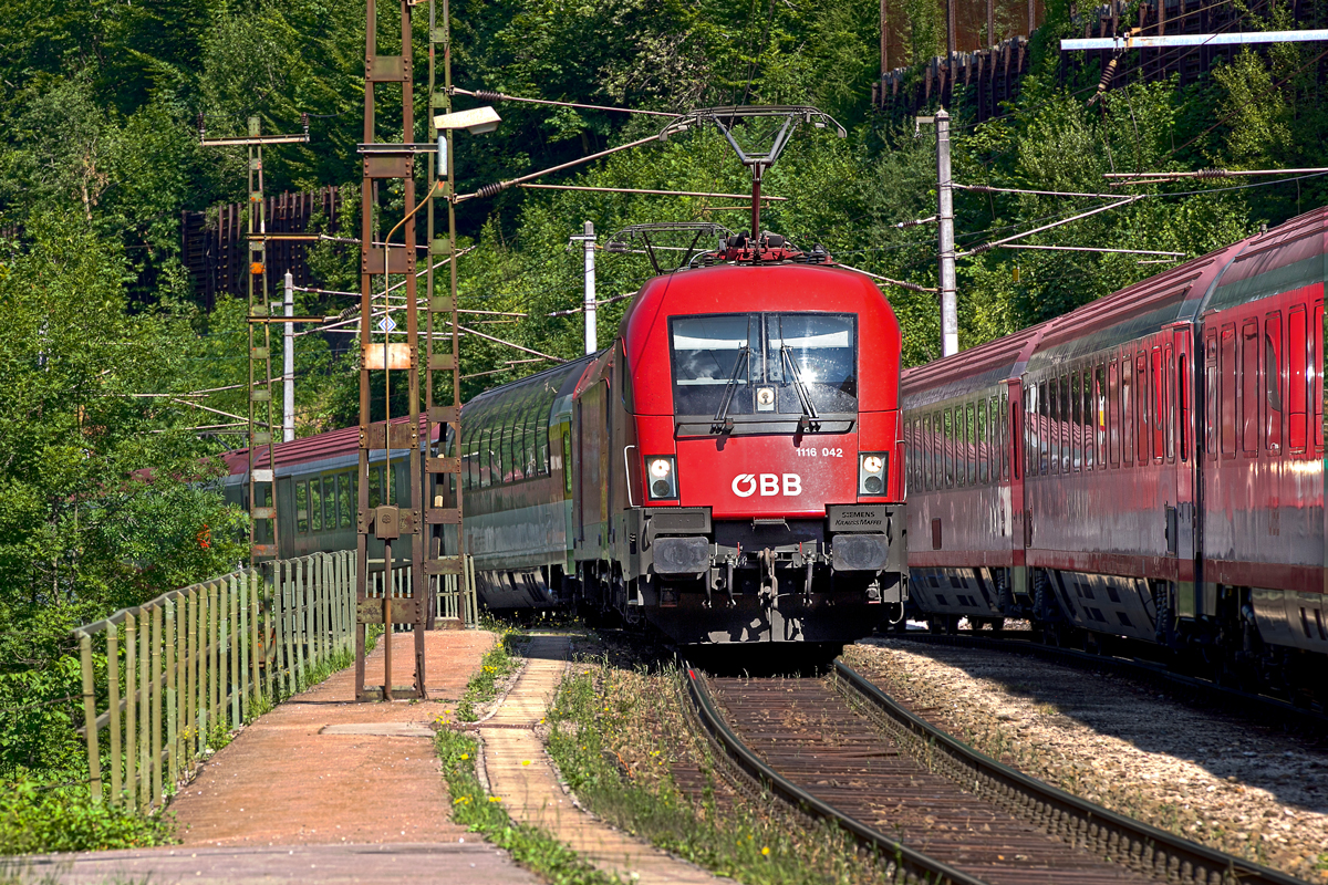 Im Bahnhof Hintergasse kreuzt der berwärts fahrende EC 163 geführt von der 1116 042 mit einer Schwesterlok den talwärts fahrenden IC 118.Bild vom 21.7.2015